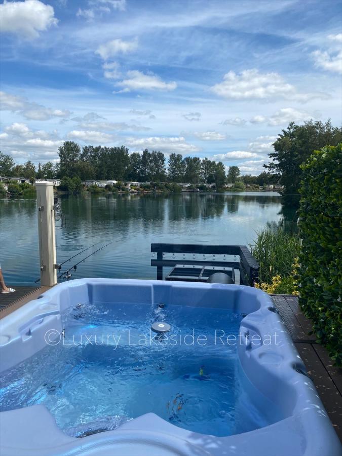 Hotel Lakeside Retreat With Hot Tub & Fishing Peg At Tattershall Lakes Country Park Exteriér fotografie