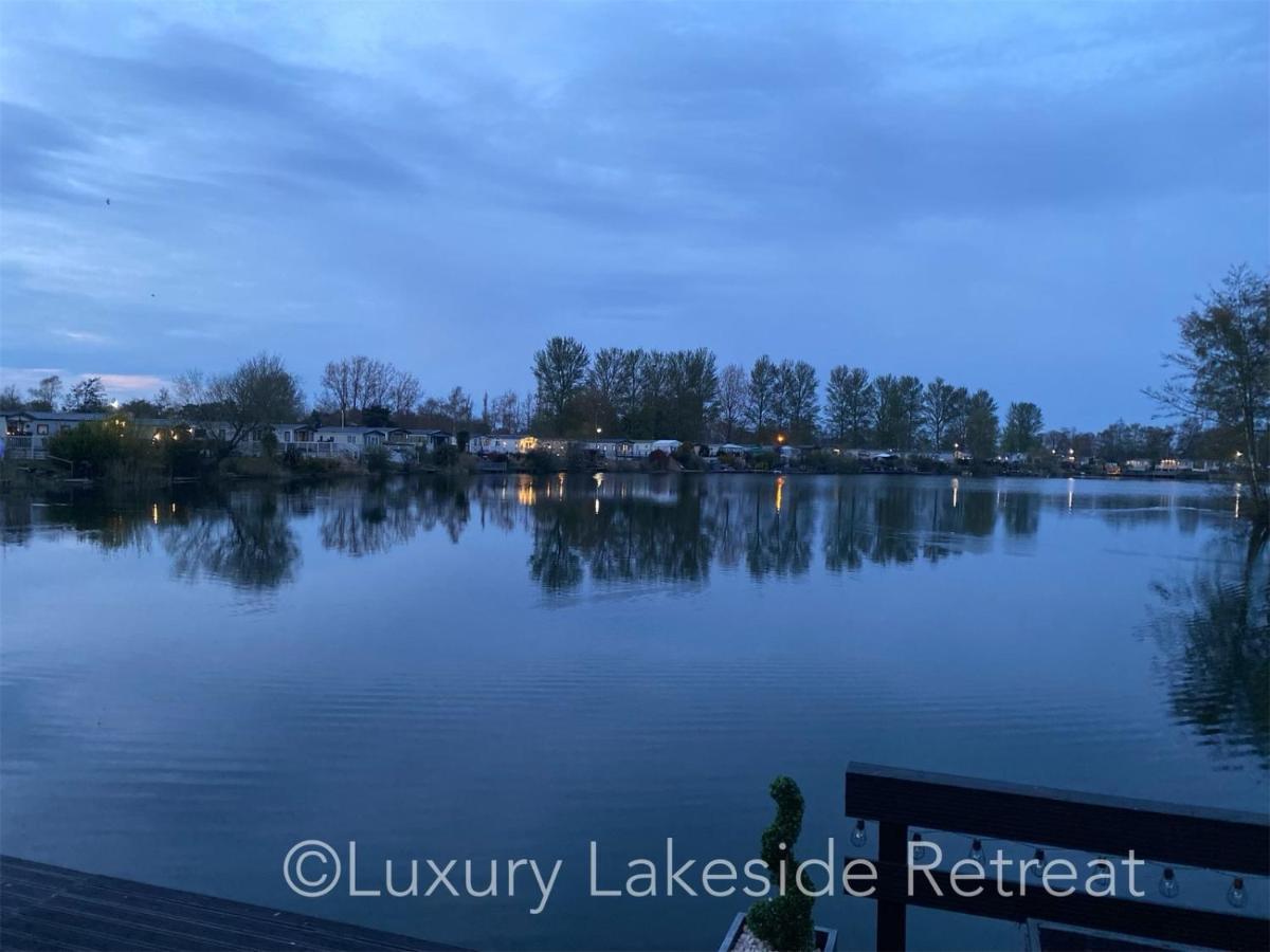 Hotel Lakeside Retreat With Hot Tub & Fishing Peg At Tattershall Lakes Country Park Exteriér fotografie