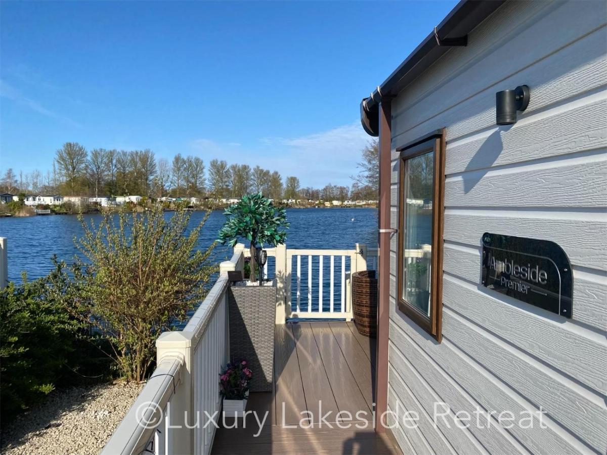 Hotel Lakeside Retreat With Hot Tub & Fishing Peg At Tattershall Lakes Country Park Exteriér fotografie